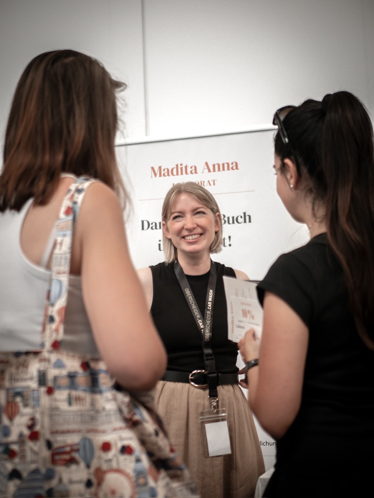 Madita Anna auf der Buchmesse im Gespräch mit Leserinnen